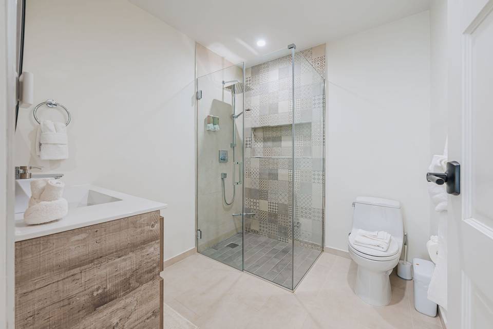 Bathroom 4 (In suite)