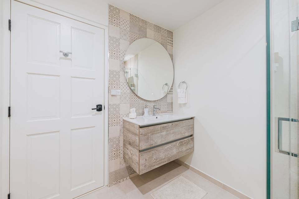 Bathroom 4 (In suite)