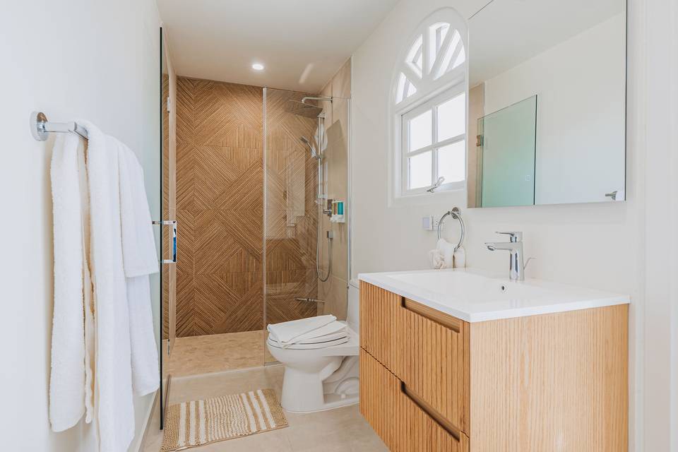 Bathroom 5 (In suite)