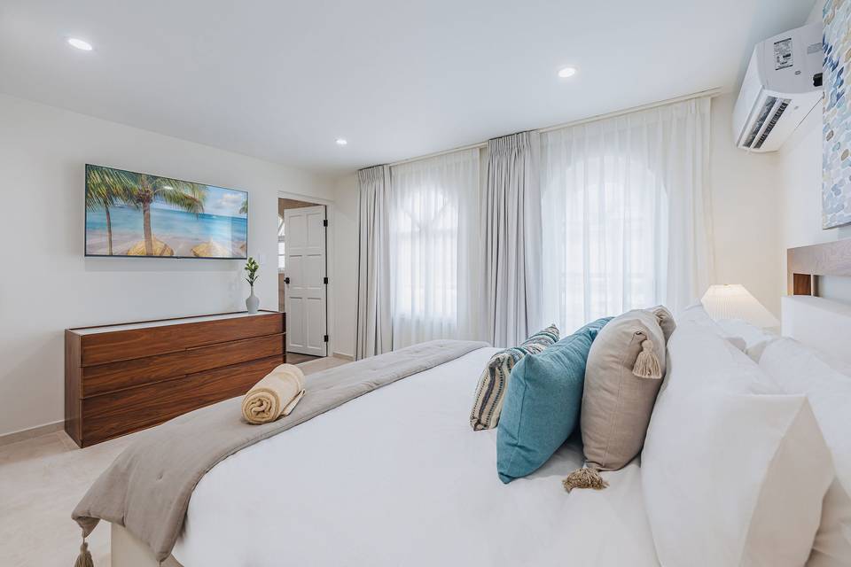 Bedroom 1 (King)