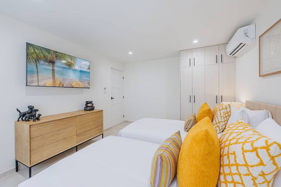 Bedroom 2 ( 2 Twin XL or King)