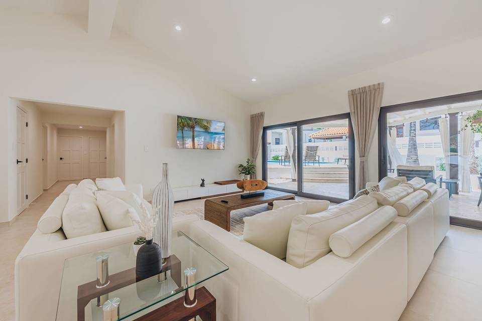 Living Room - direct to pool