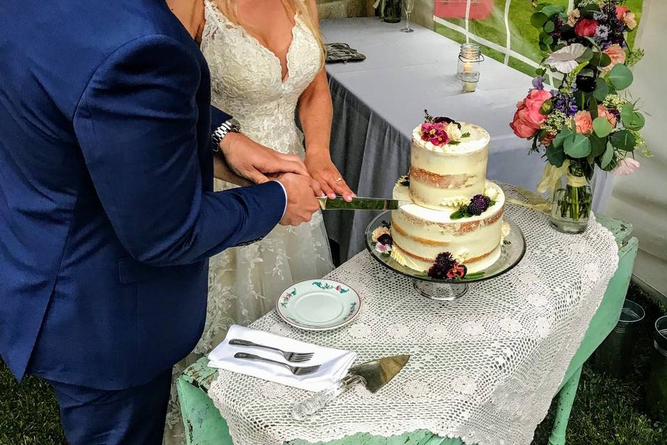 Kay and Sam cut the cake!