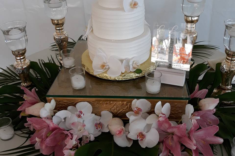 Beautiful tropical cake table