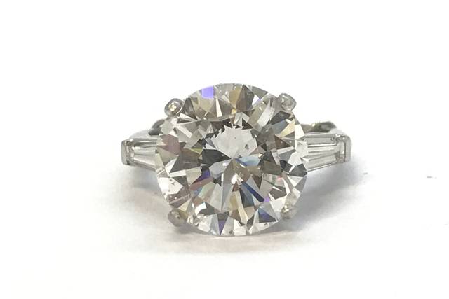 Round Diamond Engagement Ring