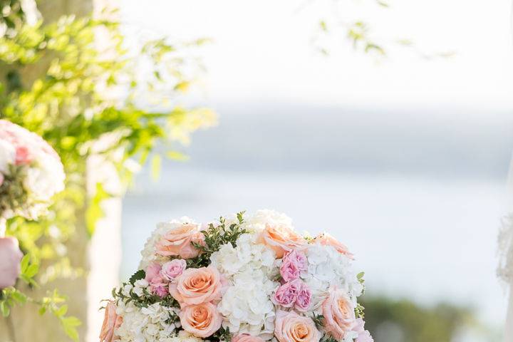 Ceremony floral arrangment. Soft colors