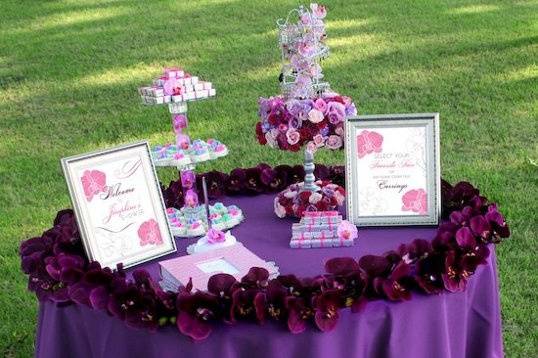 Contemporary tablescape and centerpiece featuring a combination of fresh and silk/artificial flowers, designed by Something Floral.