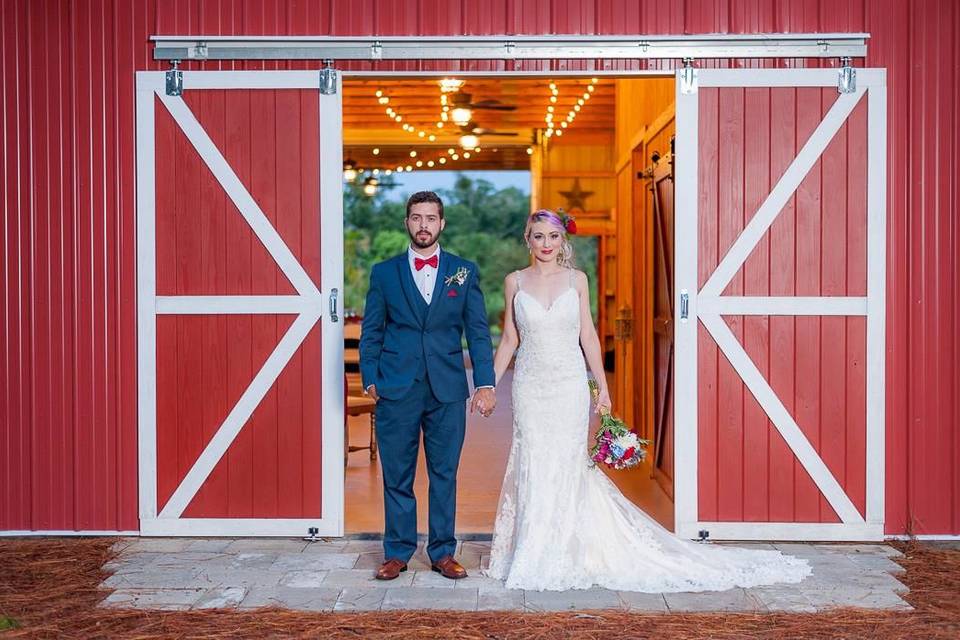 Beautiful pic with the barn doors in the background | Photo credit to Gonzalez Lugo Photography