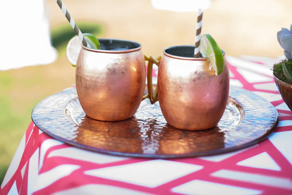 Couple juice in a mug with lemon