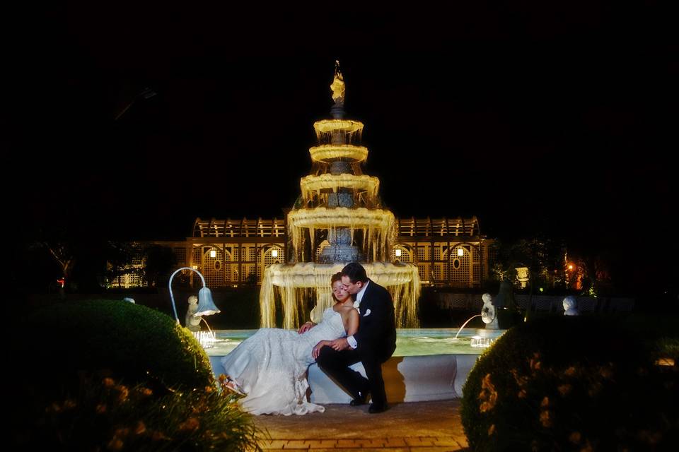 Newlyweds by the fountain