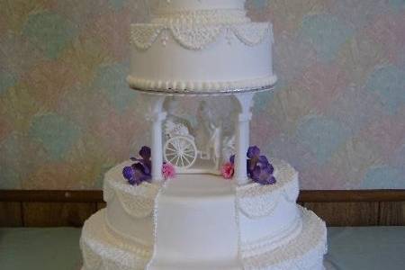 A pretty style with cornelli into the swags and a fondant runner going down the front to complete the look.