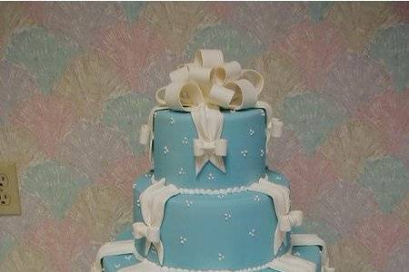 A darling cake.  Beautiful in any color - especially Tiffany blue!