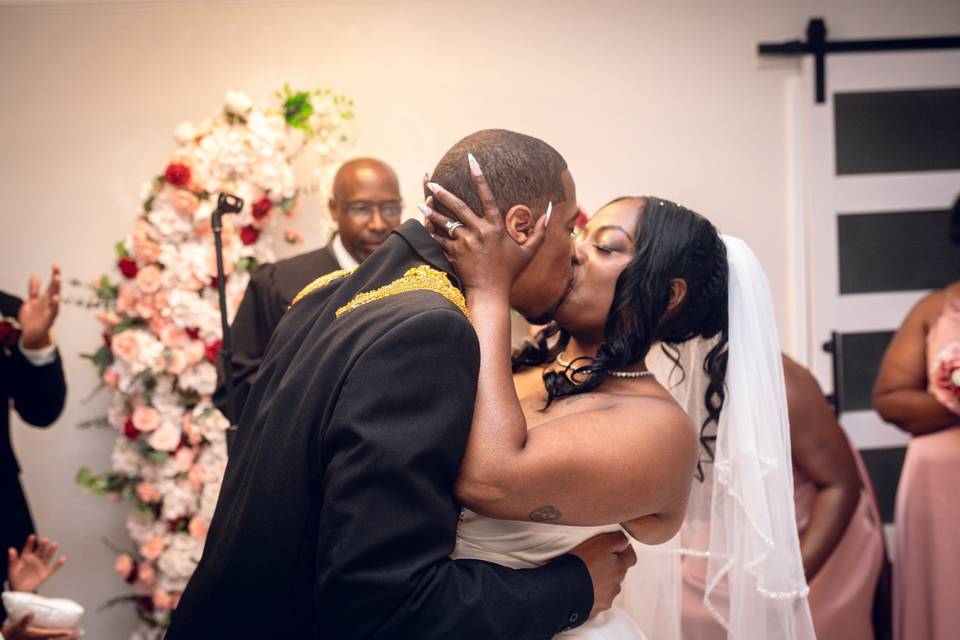 08_First_Kiss_WeddingPro_3000px.jpg