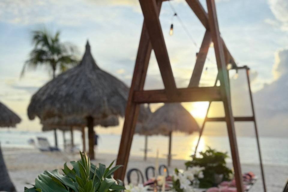 Oceanside dinn under canopies