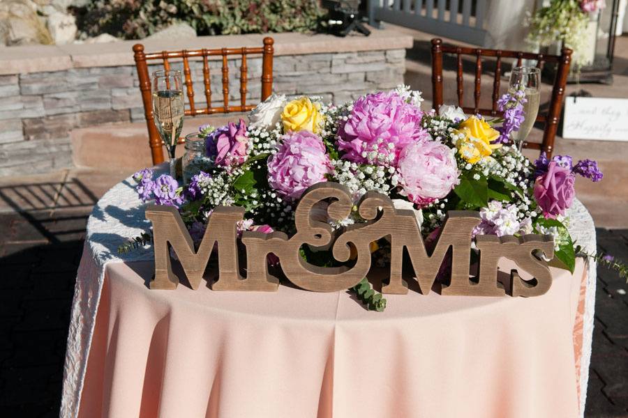 Mr & mrs sweetheart table