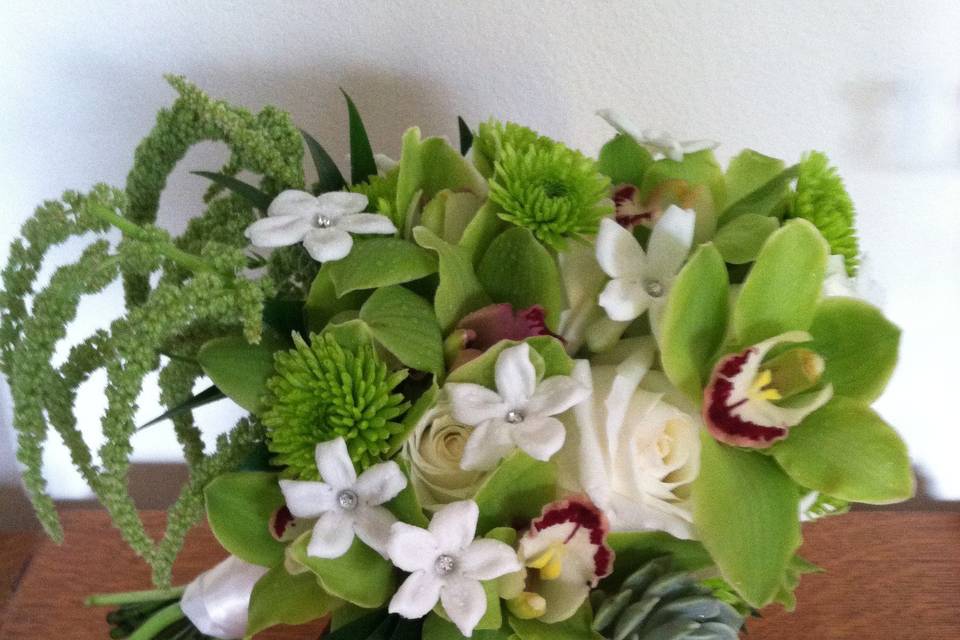 Flower arrangement with succulents