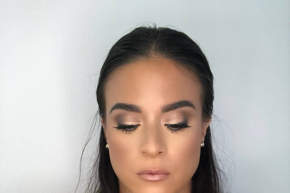 Light brown smokey eyes with subtle shimmer