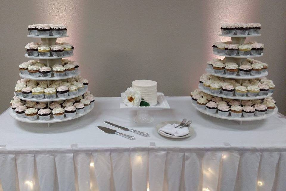 Cupcakes and cutting cake