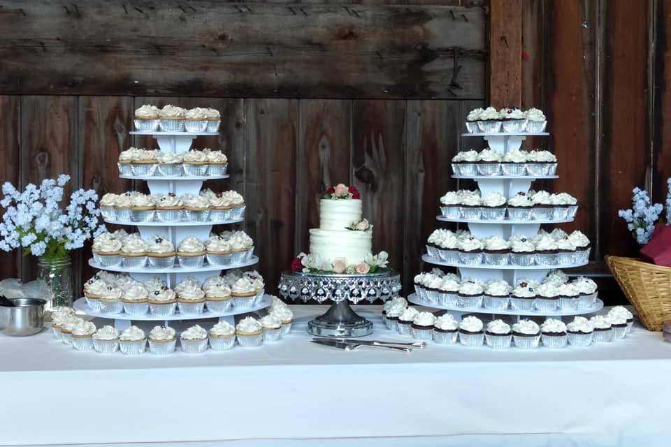 Cupcakes and cutting cake