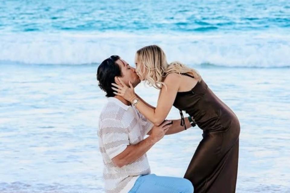 PS Couple Marriage Proposal on Beach.jpg