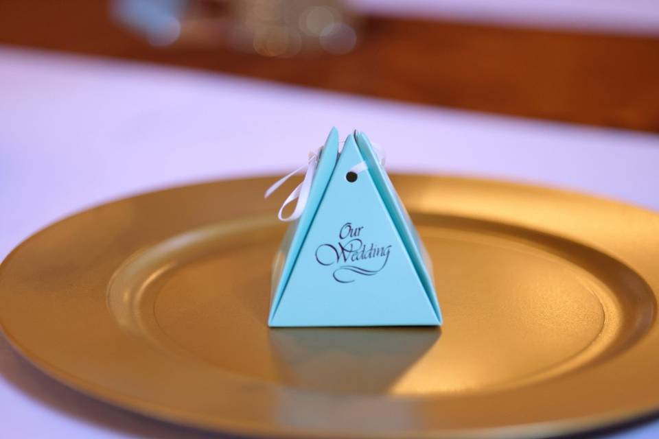 Plate with wedding color and