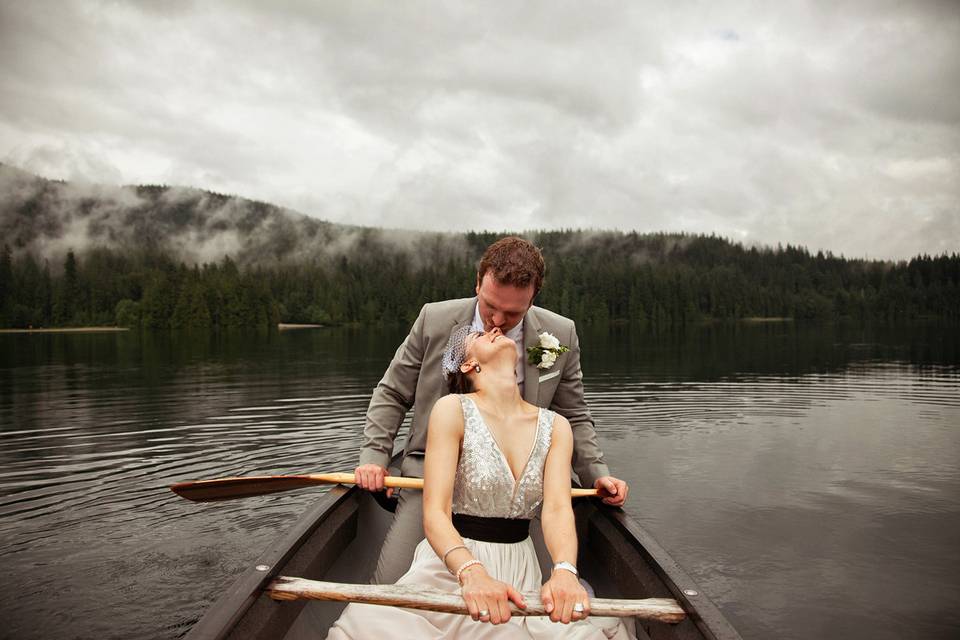 Couple rowing - IhilaFilms