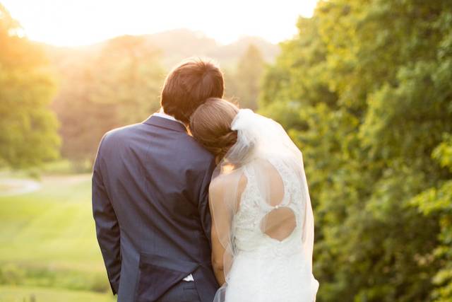 Take a step away for a minute with your new spouse & photographer to capture gorgeous moments out in the most intimate spots on the Golf Course