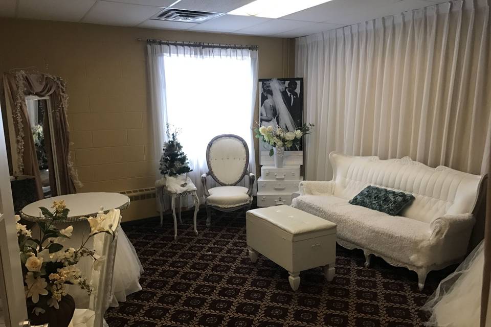 When you get married on site, we offer you the beautiful bridal suite.