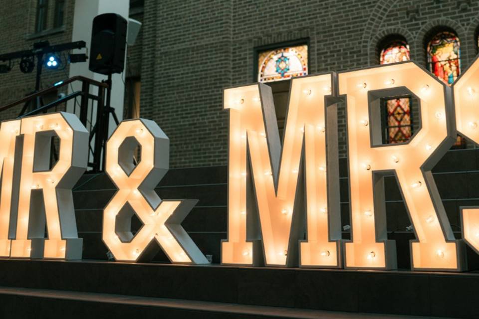MR & MRS