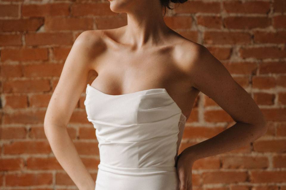 Cat eye neckline