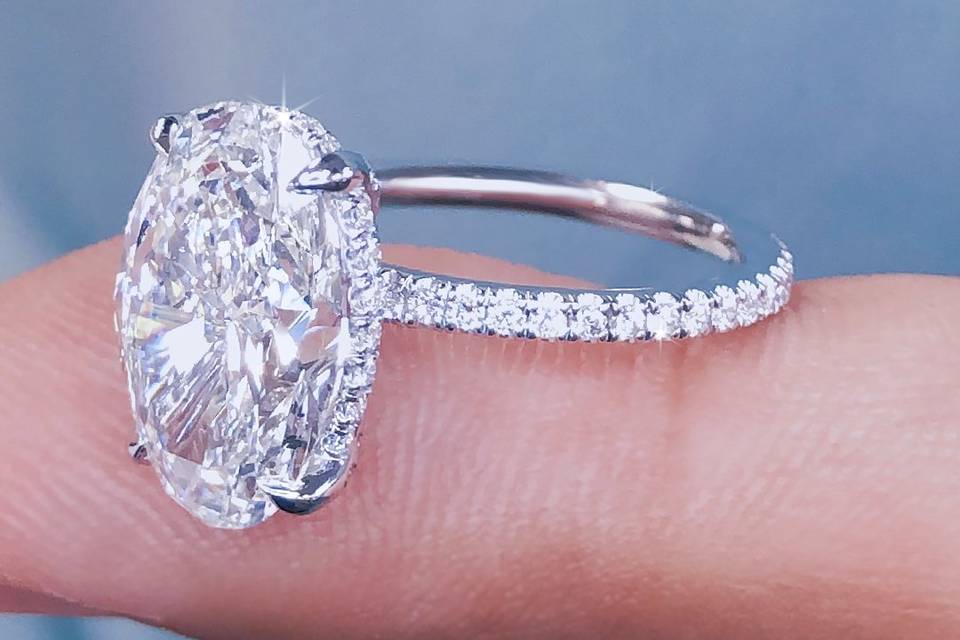 Oval cut engagement rings