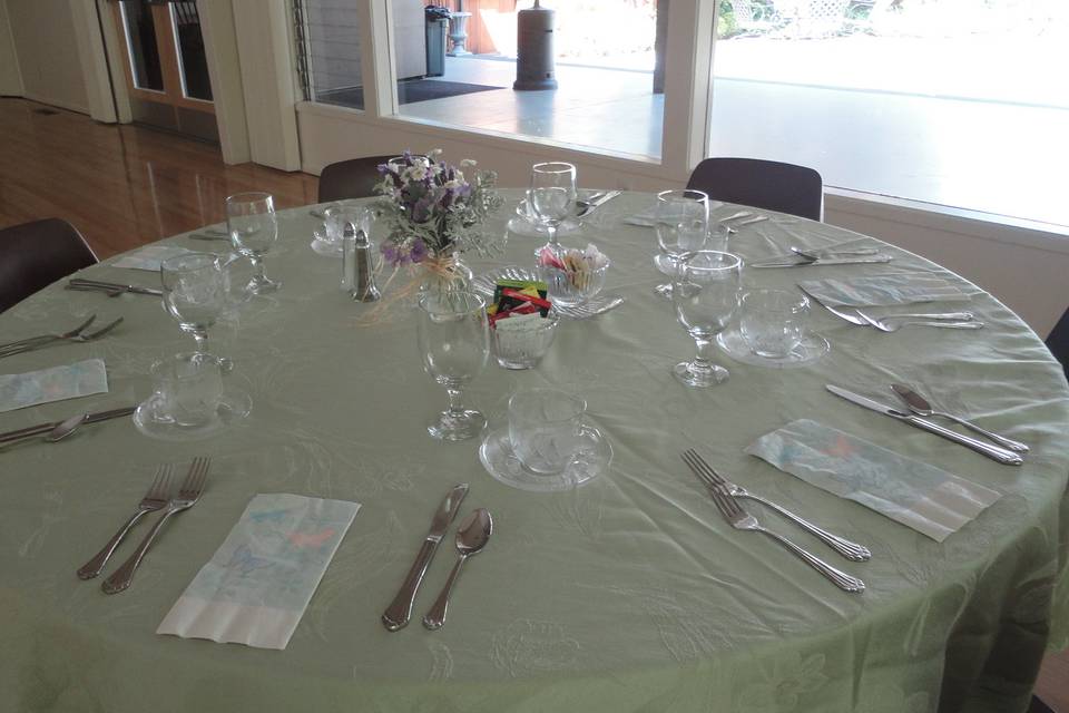 Table setting and mint linen