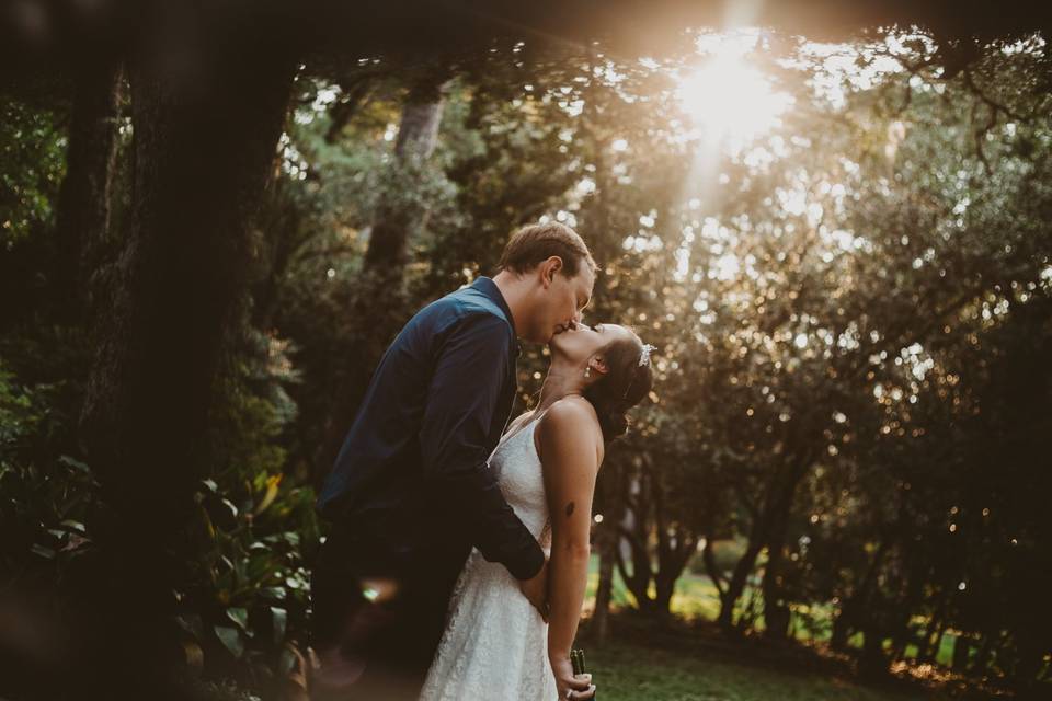 Couple kissing @ Eden Gardens