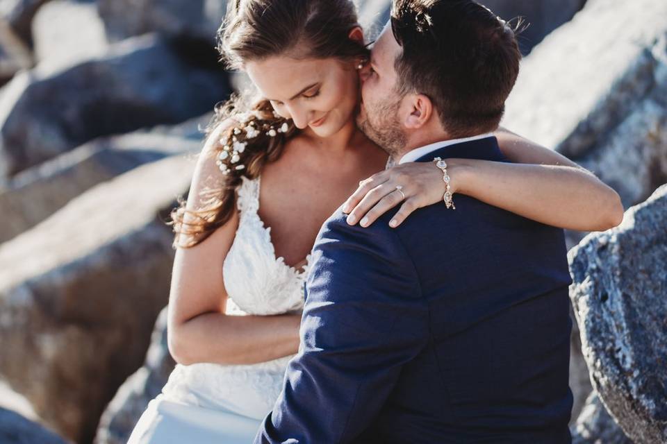 Couple kissing on big rocks