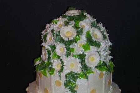 Pale Yellow Buttercream with Dark Yellow Dots and White and Yellow Daises.