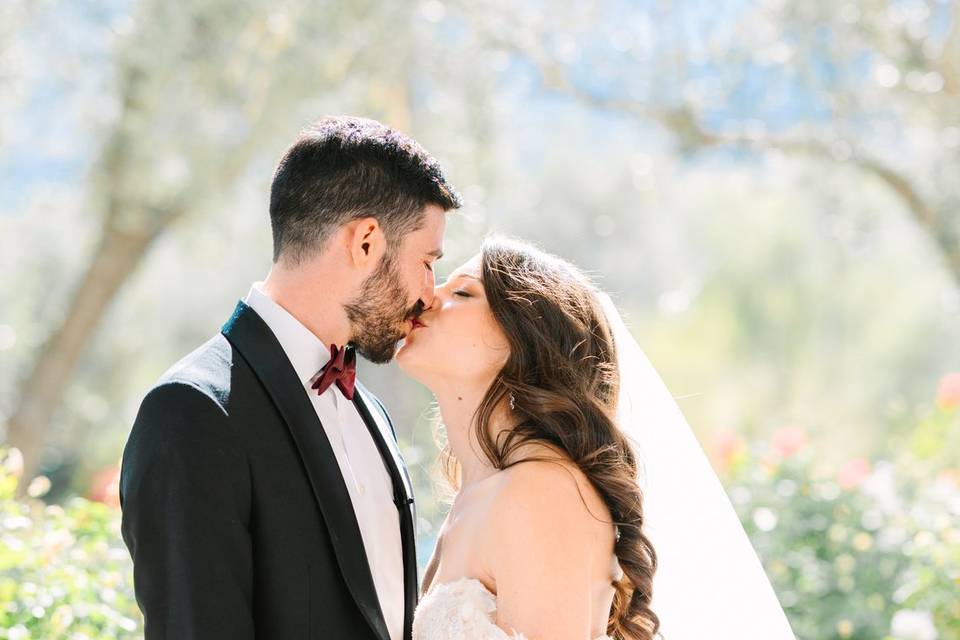 Bride & Groom kiss