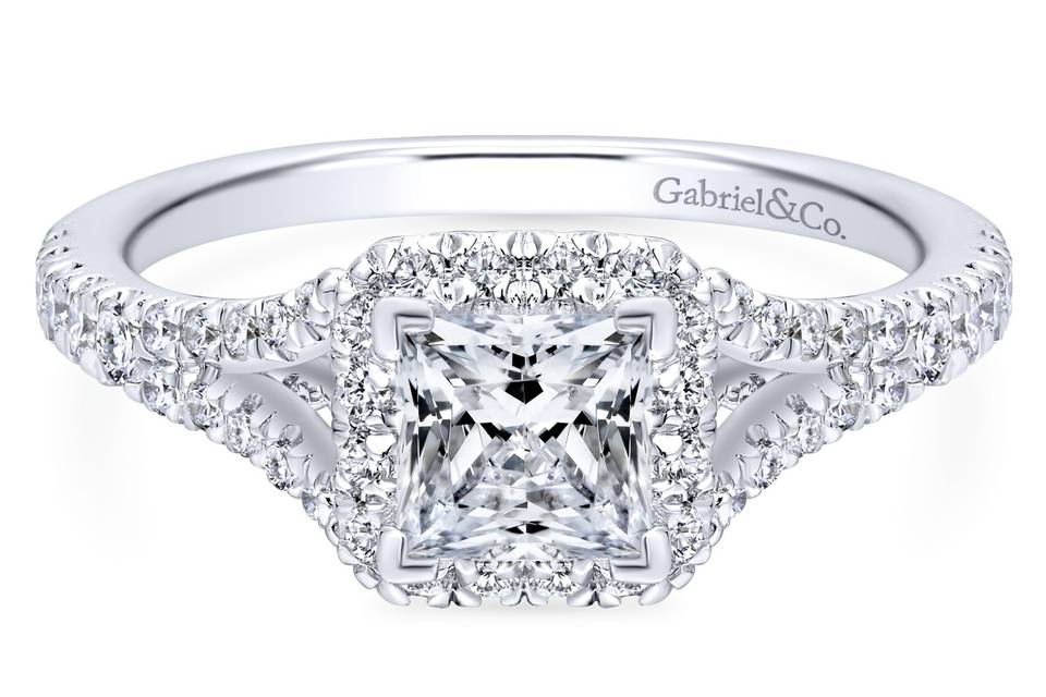ER12599S3W44JJ	<br>	This treasured princess cut engagement ring is adorned with a halo and sparkling pave diamonds along its slight split band.
