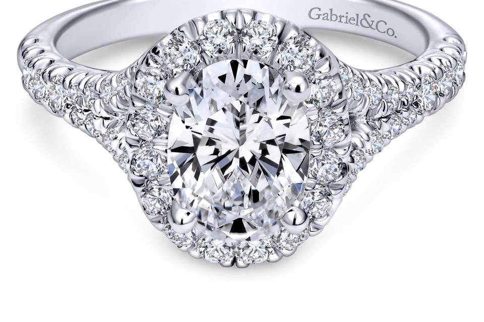 ER10291W44JJ	Your center stone comes to life with this bold and beautiful halo setting  Daring diamonds embrace your center stone while our alluring band shines ever so brightly.