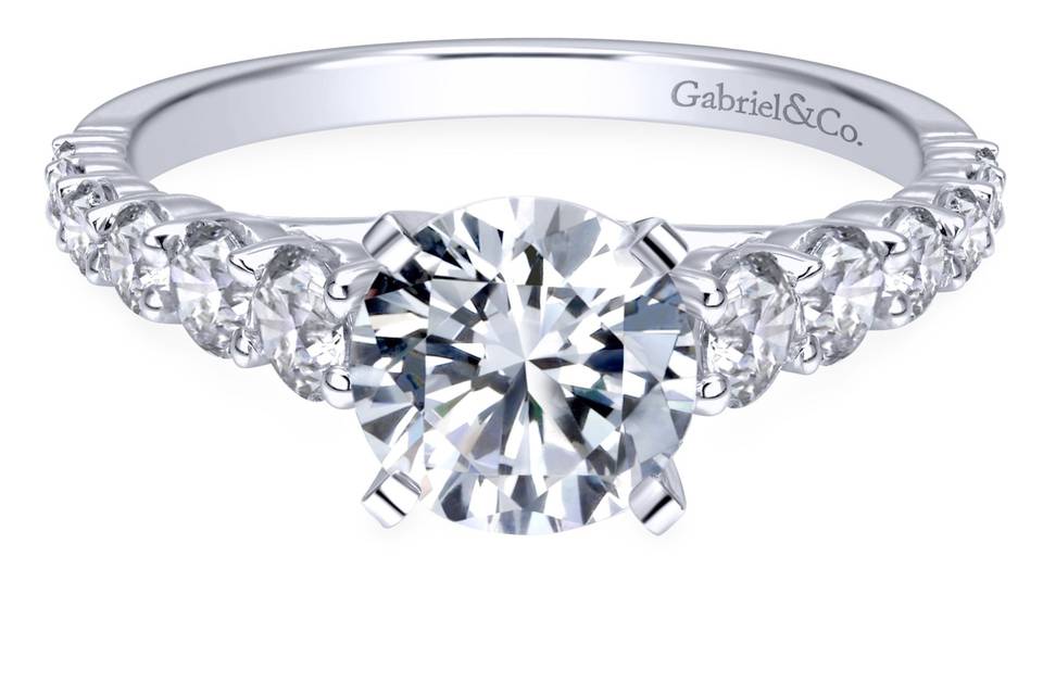 ER11737R6W44JJ	Gorgeous graduating diamonds are aligned aside of this straight styled piece.