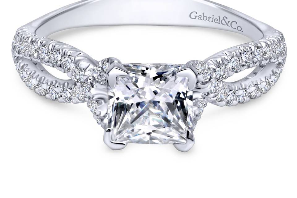 ER11887S4W44JJ	An elegant criss cross engagement ring that accentuates the solitaire stone and gives off a vintage flair.