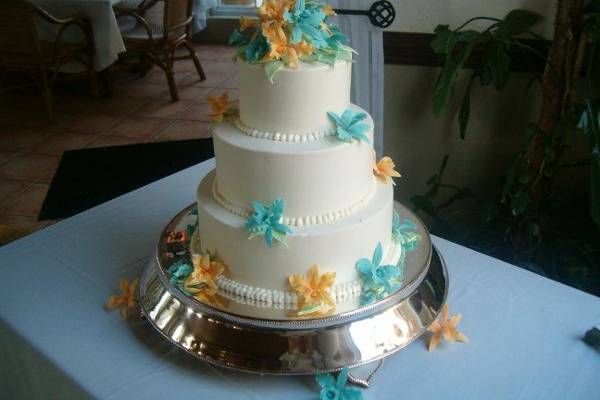 Orange and blue flowers on the cake