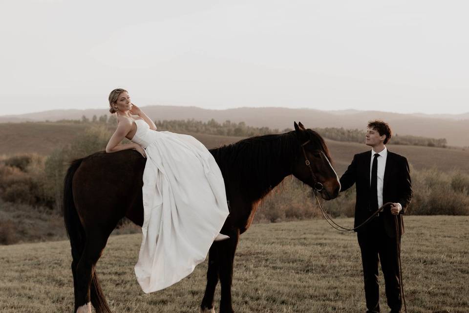 Bridals with horses.