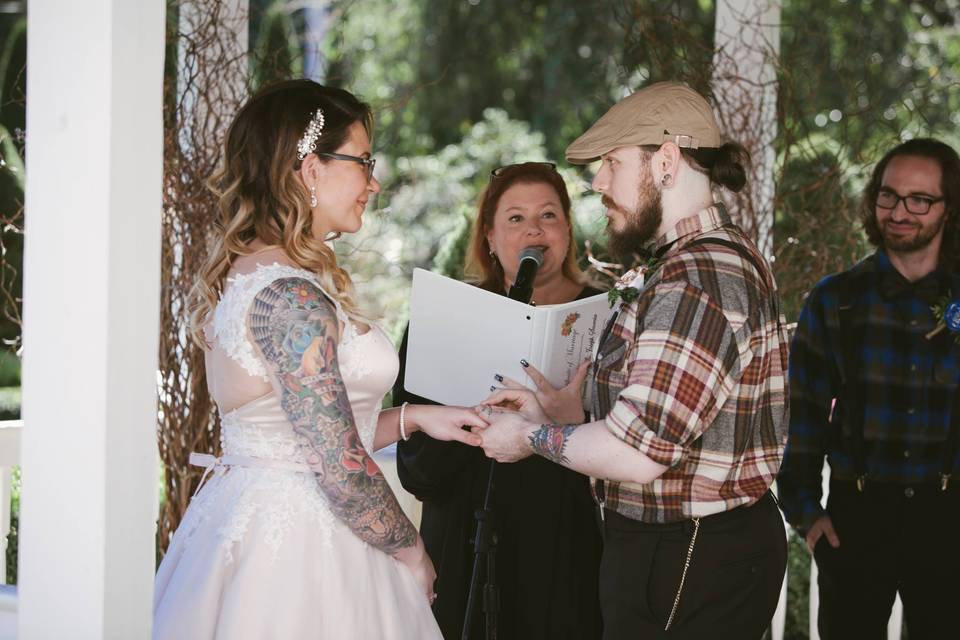 LI modern officiant