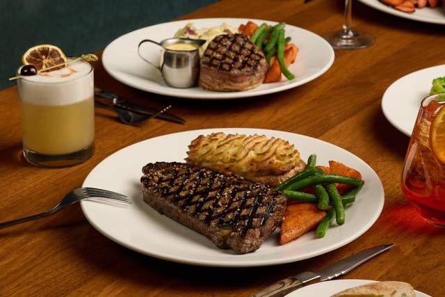 0226_TheKeg_Q2_NewMenu_03_GroupDinnerSpreadAlts_0389_v1.jpg