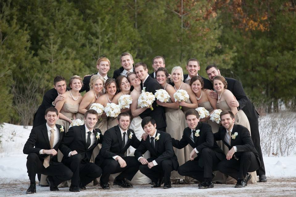 Couple with bridesmaids and groomsmen