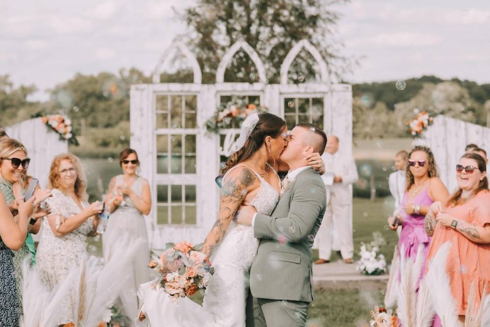 Aisle Kiss