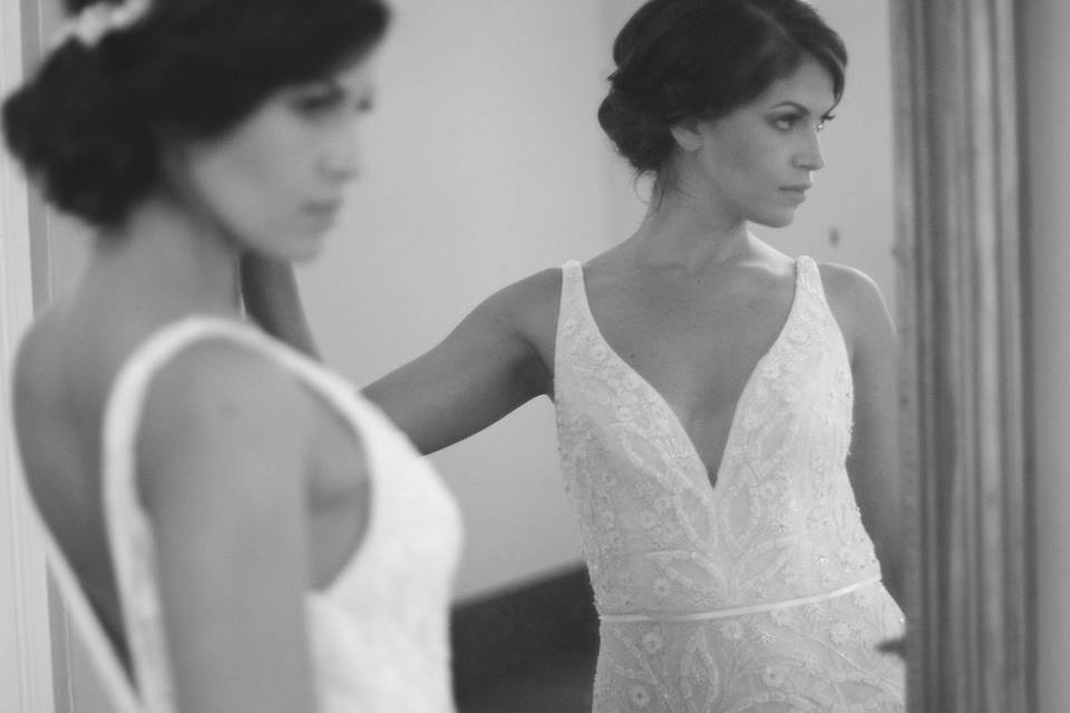 The bride in front of the mirror