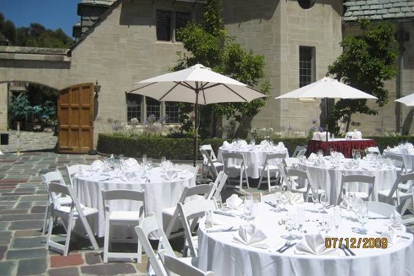 Simple white wedding at Greysone Mansion Beverly Hills with Rentals provided by Imperial Party Rentals (White resin chairs, tables, line, china, glassare, flatware, umbrellas....)