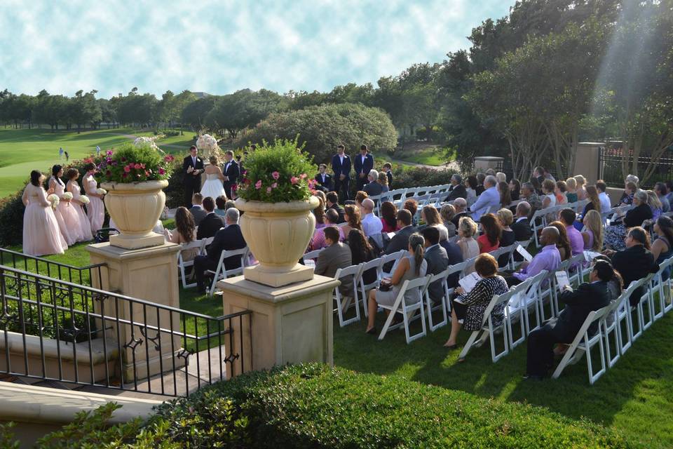 Outdoor wedding ceremony at a Country Club in Houston