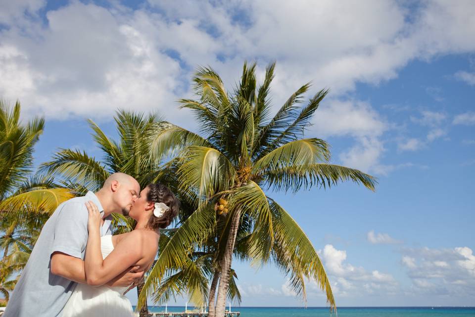 Sweet beach kiss